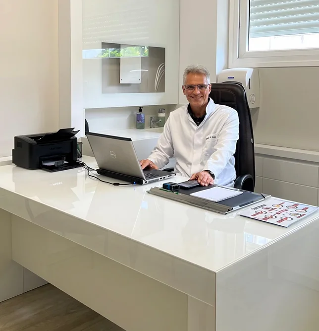 Dr. Ricardo Vieira Ferreira em seu consultório em Jaraguá do Sul
